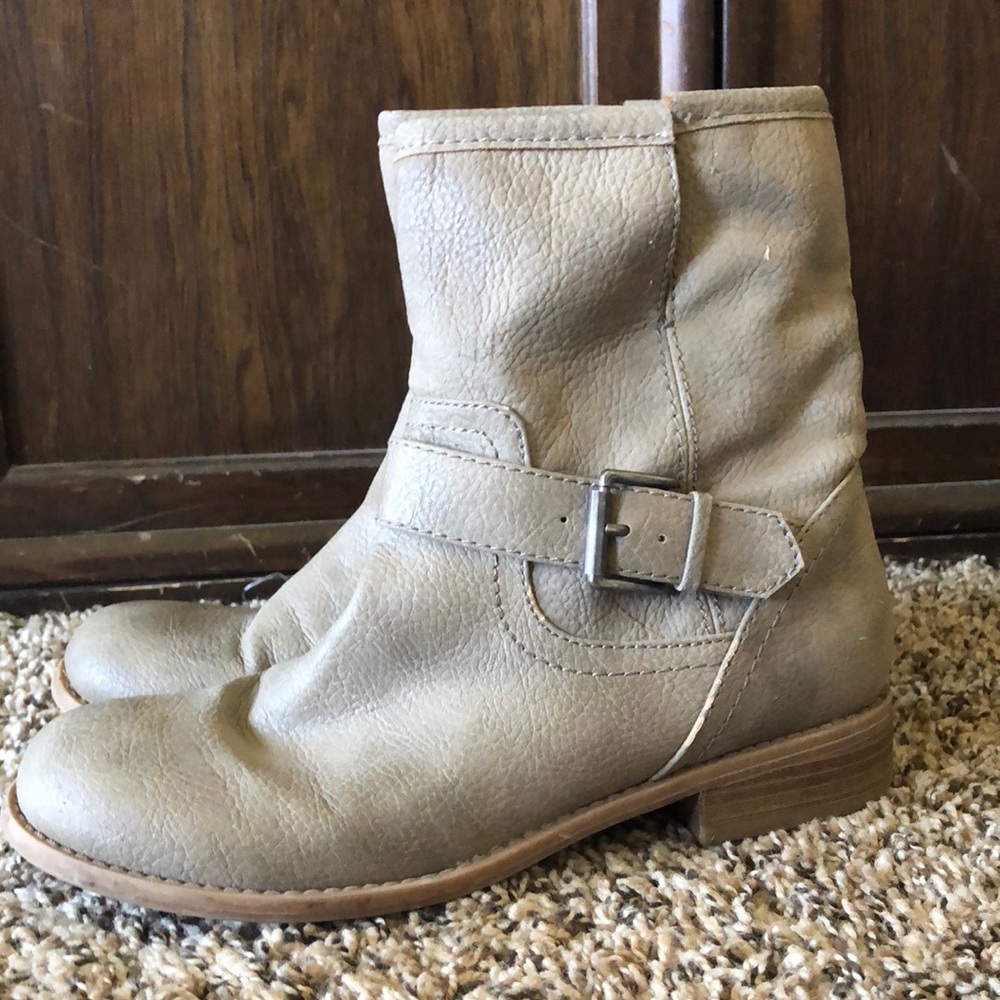 Women’s size 8 slip on light brown booties